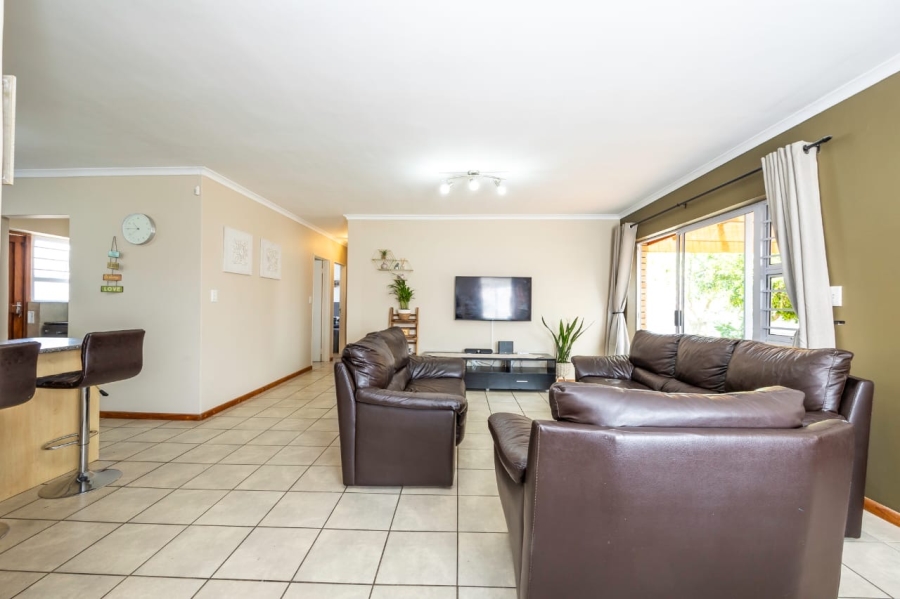 3 Bedroom Property for Sale in Eikenbosch Western Cape